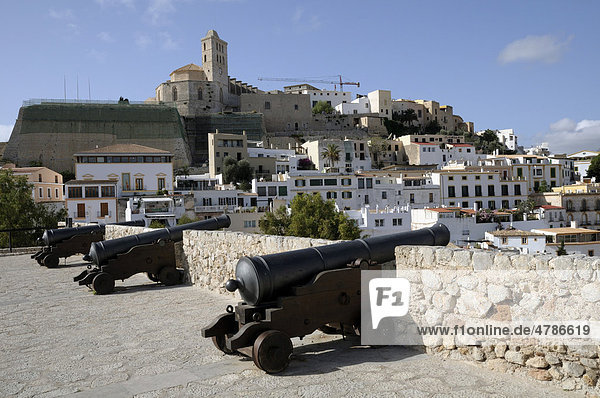 Festungsmauern  Dalt Vila  Oberstadt  Eivissa  Ibiza-Stadt  Ibiza  Pityusen  Balearen  Spanien  Europa