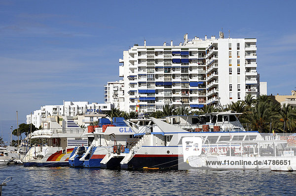 Hafen und Strandpromenade  Sant Antoni de Portmany  Ibiza  Pityusen  Balearen  Spanien  Europa