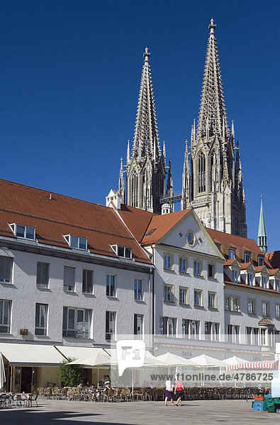 Regensburger Dom oder Kathedrale St. Peter  UNESCO Weltkulturerbe  Neupfarrplatz  Regensburg  Oberpfalz  Bayern  Deutschland  Europa