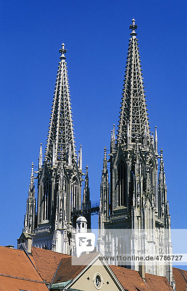 Kirchtürme  Regensburger Dom oder Kathedrale St. Peter  UNESCO Weltkulturerbe  Regensburg  Oberpfalz  Bayern  Deutschland  Europa