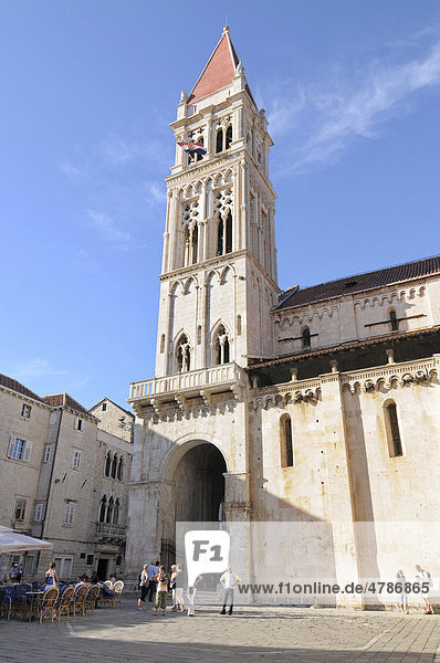 Turm der Kathedrale Sveti Lovro  Trg Ivan Pavla II  Altstadt  Trogir  Republik Kroatien  Europa