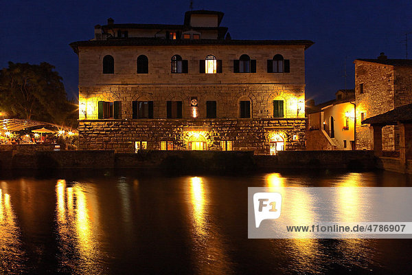 Becken einer heißen Schwefelquelle in Bagno Vignoni mit dem Le Terme Hotel bei Nacht  Val d'Orcia  Orcia-Tal  Toskana  Italien  Europa