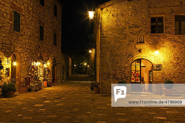 Straßen in Bagno Vignoni bei Nacht  Val d'Orcia  Orciatal  Toskana  Italien  Europa