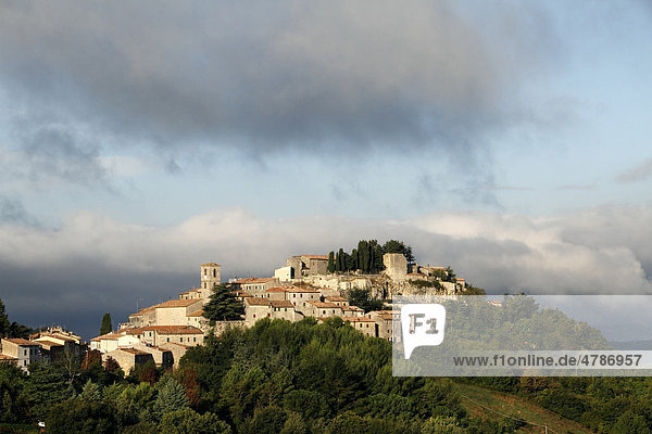 Toskanisches Dorf Semproniano auf einem Hügel mit Wolken  Provinz Grosseto  Toskana  Italien  Europa
