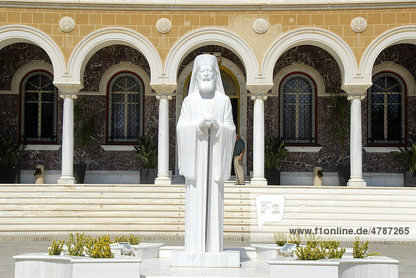 Neue weiße Marmorstatue  Erzbischof und Präsident Makarios III  Erzbischöflicher Palast  Nikosia  Nicosia  Lefkosia  Südzypern  Republik Zypern  Mittelmeer  Europa