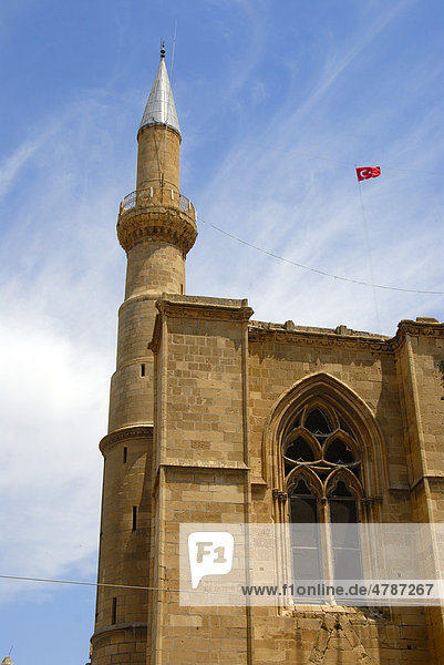 Hohes Minarett der Selimiye-Moschee  alte gotische Sophienkathedrale  Agia Sofia  Nikosia  Nicosia  Lefkosa  Türkische Republik Nordzypern  Zypern  Mittelmeer  Europa