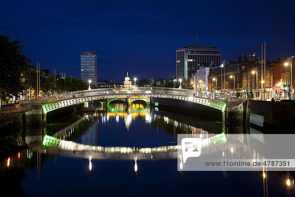 Beleuchtete Ha'penny Bridge vor Liberty Hall  Custom House und O'Connell Bridge  Dublin  Republik Irland  Europa