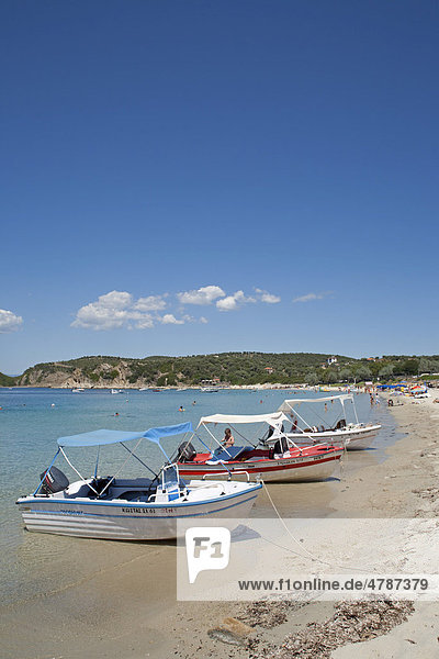 Boote an einem Strand auf der kleinen Insel Amoliani vor der Küste der Halbinsel Athos  Chalkidiki  Makedonien  Griechenland  Europa