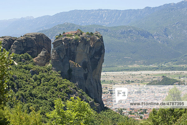 Kloster Agiada Triada hoch über der Stadt Kalambaka in den Meteora Felsen  Thessalien  Griechenland  Europa