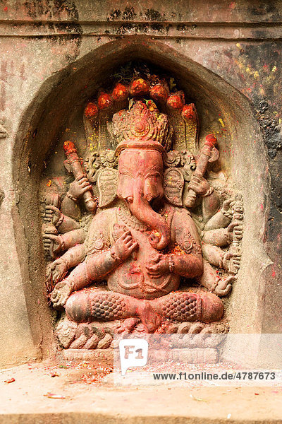 Skulptur von hinduistischem Gott Ganesh mit rotem Pulver bestäubt  Kathmandu  Nepal  Asien