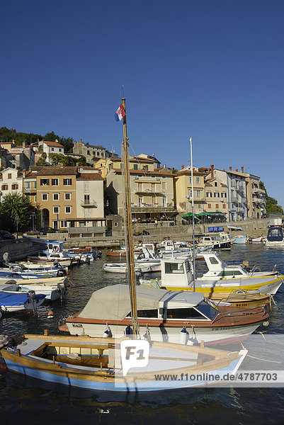 Hafen mit Fischerbooten und altem Segelboot  Moscenicka Draga  Kvarner Bucht  Adriaküste  Istrien  Kroatien  Europa