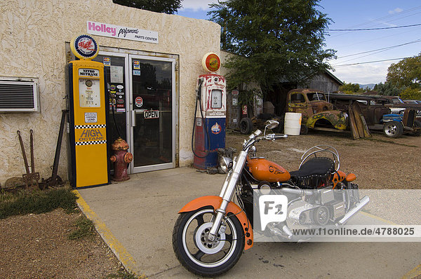 Harley Davidson Motorrad vor einer Tankstelle  Sheridan  Wyoming  USA  Amerika