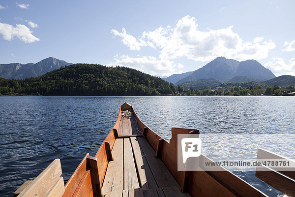Plätte  traditionelles hölzernes Arbeitsschiff  auf dem Altausseer See  Steiermark  Österreich  Europa