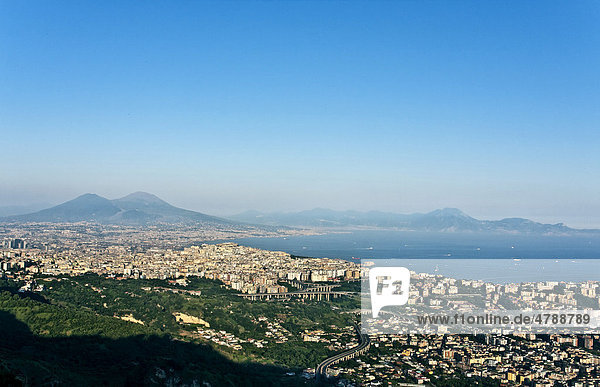 Stadtansicht mit Golf von Neapel und Vesuv  von den Eremo dei Camaldoli Hügeln  Neapel  Italien  Europa