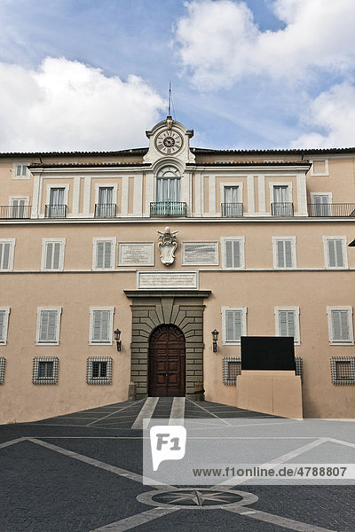 Die vordere Fassade des päpstlichen Sommerpalasts  Architekt Carlo Maderno  in Castel Gandolfo  Latium  Italien  Europa