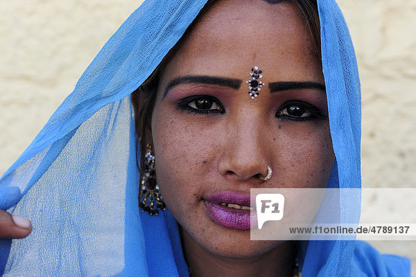 Junge Inderin Mit Bindi Und Blauem Kopftuch Porträt Jaisalmer Wüste Thar Rajasthan Indien 