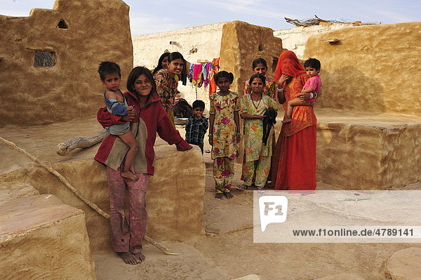 Frauen und Kinder stehen am Eingang zu einem Gehöft  Wüste Thar  Rajasthan  Indien  Asien