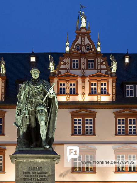 Prinz Albert Denkmal und Stadthaus  Coburg  Franken  Bayern  Deutschland  Europa