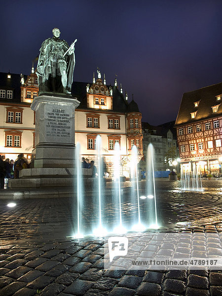 Prinz Albert Denkmal auf dem Marktplatz  Coburg  Franken  Bayern  Deutschland  Europa
