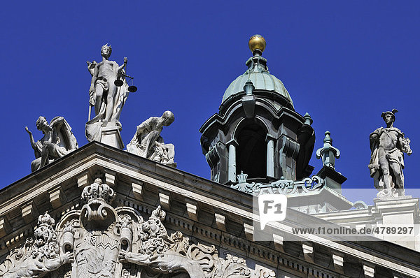 Figur der Justitia und des Merkur und Laterne auf dem Justizpalast  München  Bayern  Deutschland  Europa