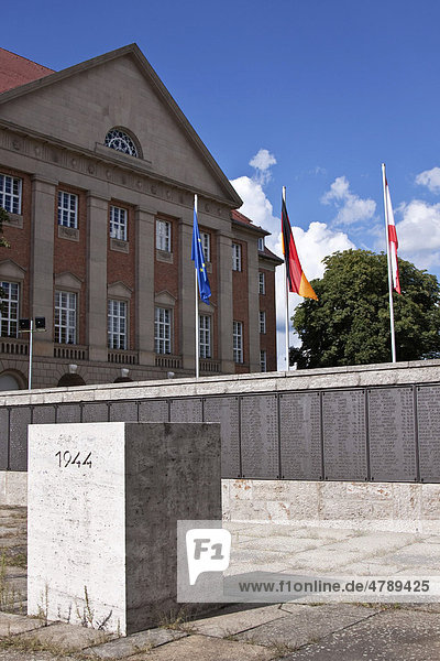 Siemens-Ehrenmal zum Gedenken an die im 1. und 2. Weltkrieg gefallenen Mitarbeiter von Siemens  vor dem Siemensgebäude in Berlin  Deutschland  Europa