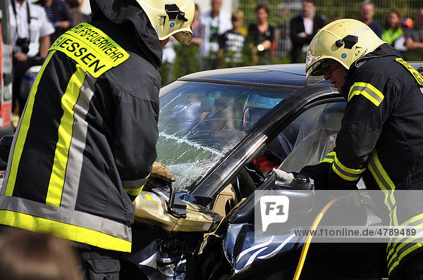 Use of hydraulic rescue tooks or Jaws of Life in a traffic accident with a trapped person  training exercise at the open day of the Giessen police in 2010  Giessen  Hesse  Germany  Europe