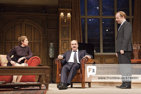 Theaterstück  politische Komödie Yes  Prime Minister mit Emily Lloyd  David Haig und Jonathan Slinger  Gielgud Theatre  London  England  Großbritannien  Europa