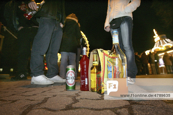 Verschiedene Alkoholika von Jugendlichen auf einem Volksfest