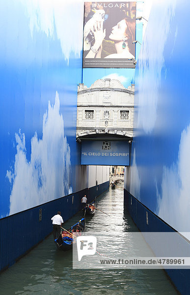 Seufzerbrücke Ponte dei Sospiri mit Werbeplakaten  Venedig  Venetien  Italien  Europa