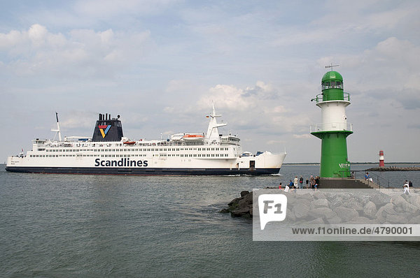 Fährschiff Scandlines und Leuchtturm in der Hafeneinfahrt  Warnemünde  Rostock  Mecklenburg-Vorpommern  Deutschland  Europa