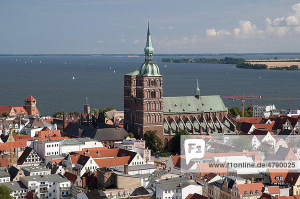 Panorama mit Nikolaikirche  Unesco-Weltkulturerbestätte  Stralsund  Mecklenburg-Vorpommern  Deutschland  Europa