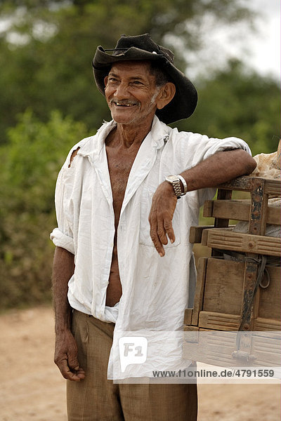 Älterer Mann  lächelnd  Pantanal  Mato Grosso  Basilien  Südamerika