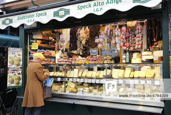 Verkaufsstand mit typischen Südtiroler Speck  Salami und Käse Spezialitäten  Bozen  Bolzano  Südtirol  Tirol  Italien  Europa