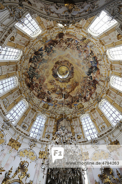 Kuppel Fresko von Johann Jakob Zeiller  Klosterkirche  Kloster Ettal  Oberbayern  Bayern  Deutschland  Europa