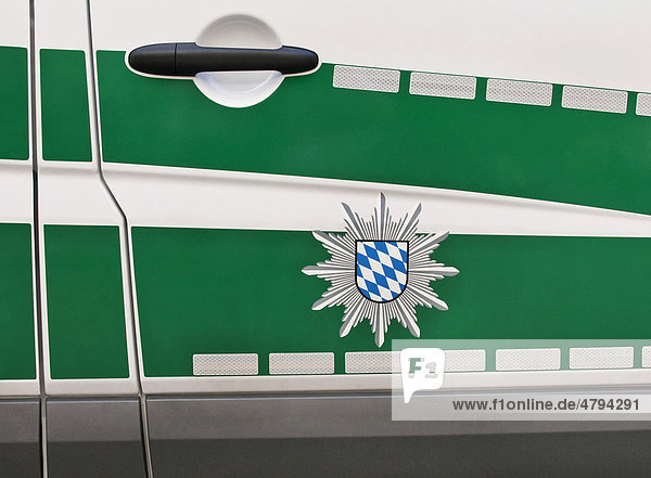 Polizeiwappen Bayern auf grünem Polizeiauto