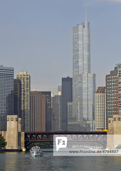 Ausflugsboot vor Brücke des North Lakeshore Drive über Chicago River  dahinter Skyline mit Trump International Tower  330 North Wabash  ehemals IBM Building  Chicago  Illinois  Vereinigte Staaten von Amerika  USA