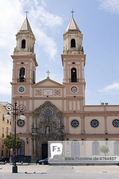 Die Kirche Prroquia de San Antonio am gleichnamigen Plaza in der andalusischen Hafenstadt Cadiz  Spanien  Europa