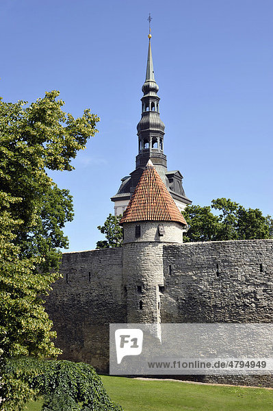 Altstadt  Stadtmauer  Turm der Nikolaikirche  St. Nicolai  Tallinn  ehemals Reval  Estland  Baltikum  Nordeuropa
