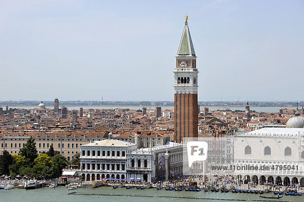 Markusturm  Campanile  Museo Archeologico und Dogenpalast  Markusplatz  Piazza San Marco  Panorama Venezia  Venedig  Italien  Europa