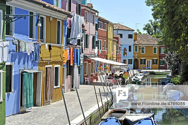 Kanal mit Fischerbooten in Burano  Dorfkneipe mit Touristen  Fischerhäuser  Insel Burano  Lagune von Venedig  Venezia  Italien  Europa