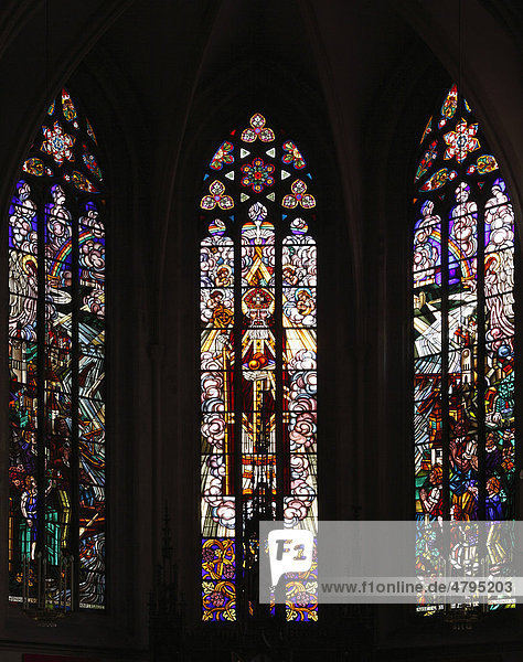 Kirchenfenster in Pfarrkirche Hl Nikolaus  Stein  Wachau  Waldviertel  Niederösterreich  Österreich  Europa