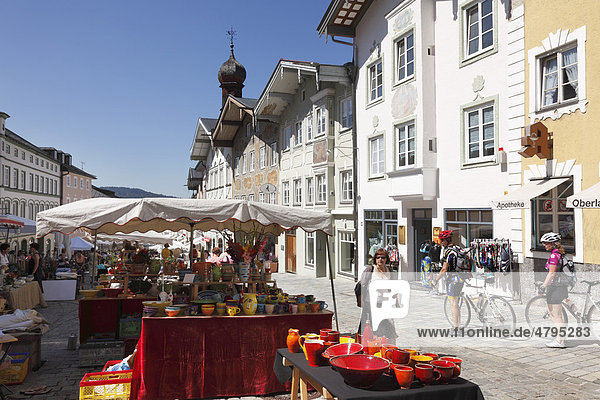 Töpfermarkt in Marktstraße  Bad Tölz  Isarwinkel  Oberbayern  Bayern  Deutschland  Europa