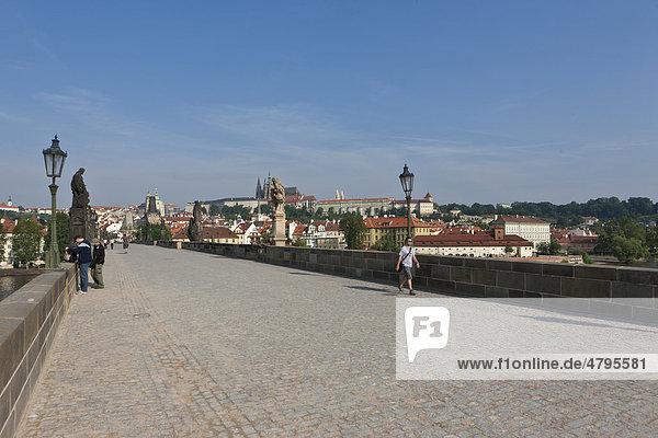 Charles Bridge  UNESCO World Cultural Heritage Site  Prague  Czech Republic  Europe