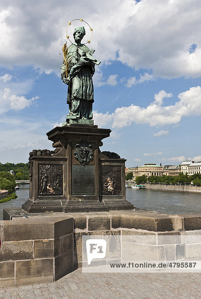 Statue des Hl. Johann von Nepomuk  Karlsbrücke an der Moldau  UNESCO Weltkulturerbe  Prag  Tschechische Republik  Europa