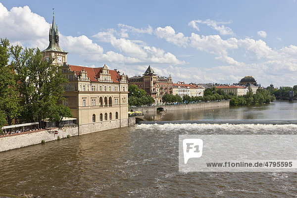 Blick von der Karlsbrücke auf die Moldau  links das Smetana Museum  UNESCO Weltkulturerbe  Prag  Tschechische Republik  Europa