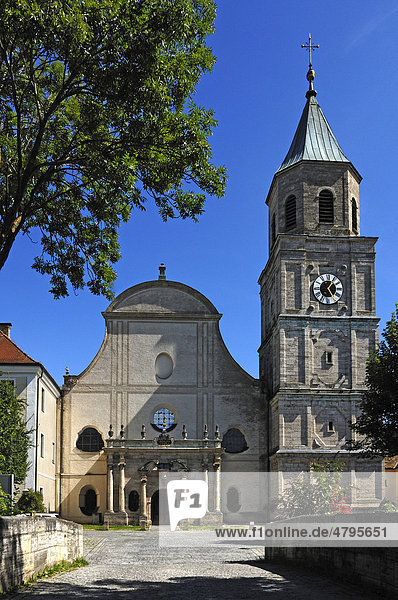 Pfarrkirche St. Salvator und Heilig Kreuz  1761-1766 Restaurierung im Stil des Rokoko  Kirchplatz 5  Polling  Oberbayern  Deutschland  Europa