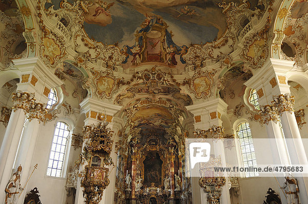 Altarraum mit Deckenfresko Thron des Weltgerichtes  Rokoko  Wieskirche  Wies 12  Wies Steingaden  Oberbayern  Bayern  Deutschland  Europa