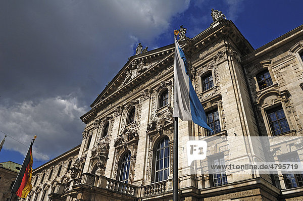 Hauptfassade des Justizpalastes mit Deutschland-Flagge  Prielmayer Straße 7  München  Bayern  Deutschland  Europa