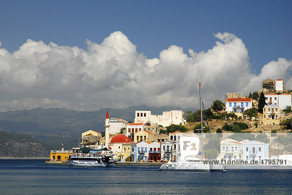 Häuser und Boote in der Bucht  dahinter die türkische Küste  Stadt Megisti auf der Insel Kastelorizo  Meis  Dodekanes Inseln  Ägäis  Mittelmeer  Griechenland  Europa