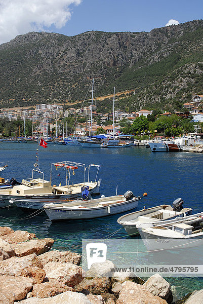 Boote im Hafen von Kas  lykische Küste  Provinz Antalya  Mittelmeer  Türkei  Eurasien